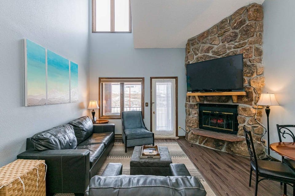 Day, TV and multimedia, Living room, Seating area, fireplace, furniture