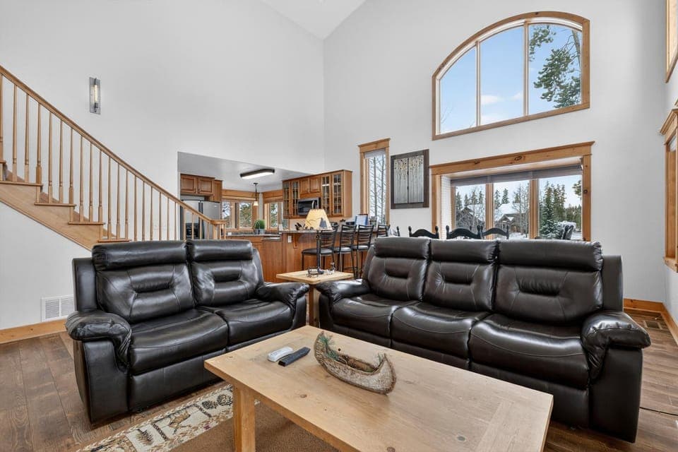 Day, View (from property/room), Living room, Seating area, Mountain view, furniture