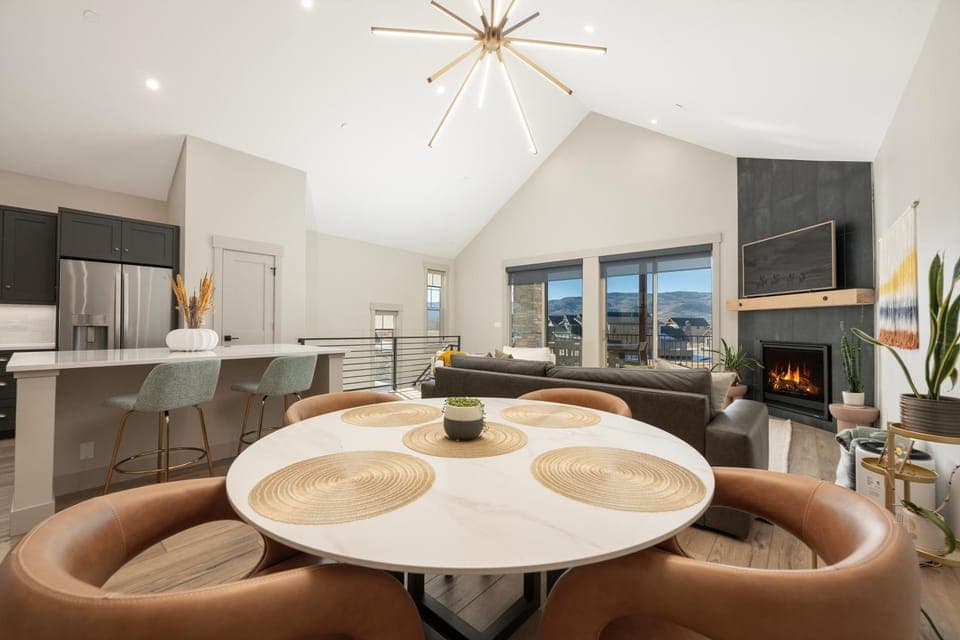 TV and multimedia, Kitchen or kitchenette, Living room, Dining area, Mountain view, fireplace, furniture