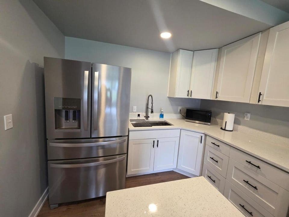 2 Bedroom with King Suite, Large Space, Pet Friendly, Steps from Downtown Jolie House in Joliet