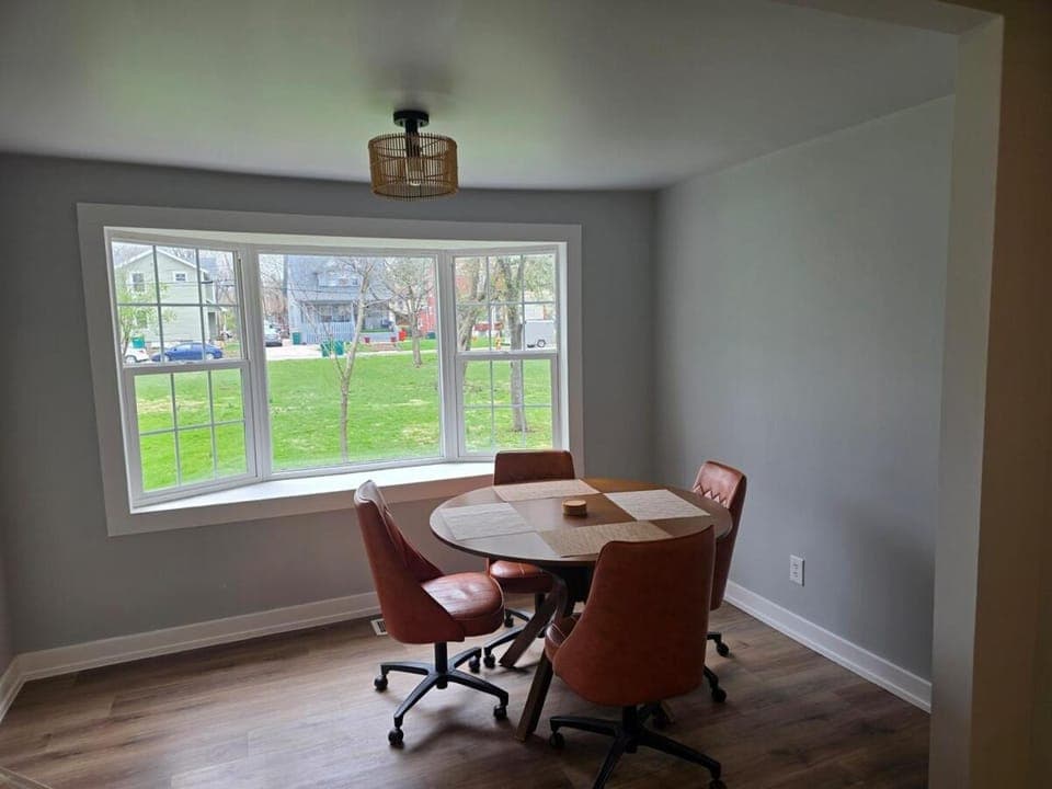 2 Bedroom with King Suite, Large Space, Pet Friendly, Steps from Downtown Jolie House in Joliet