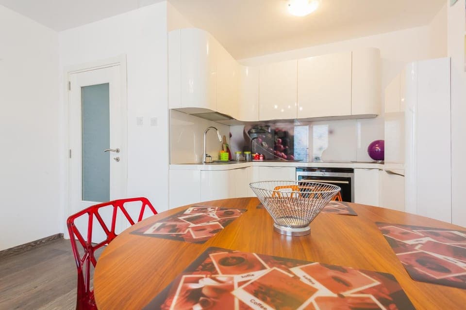 Property building, Kitchen or kitchenette, Living room, Seating area, Dining area, dishwasher