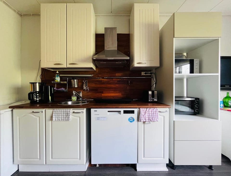Kitchen or kitchenette, oven, stove