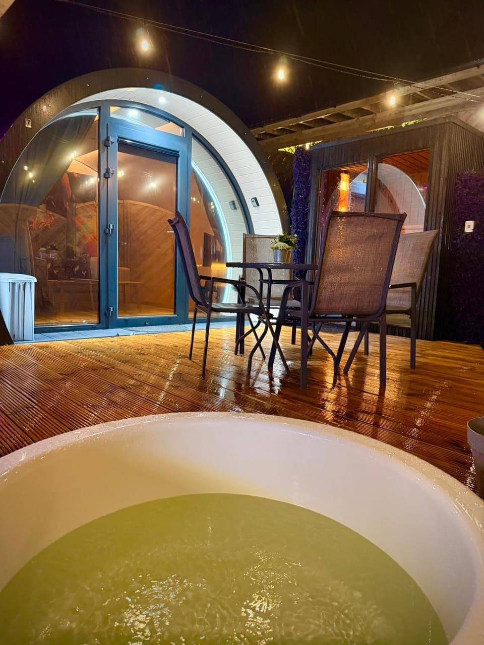Hot Tub, Seating area