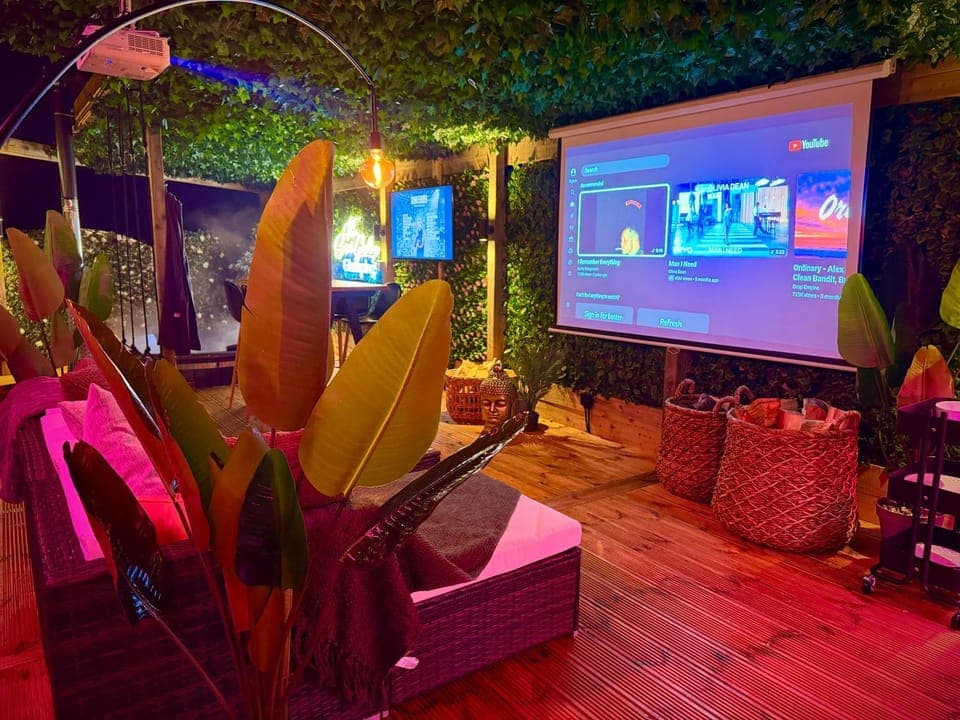 Night, Natural landscape, Garden, TV and multimedia, Living room, Seating area, Garden view