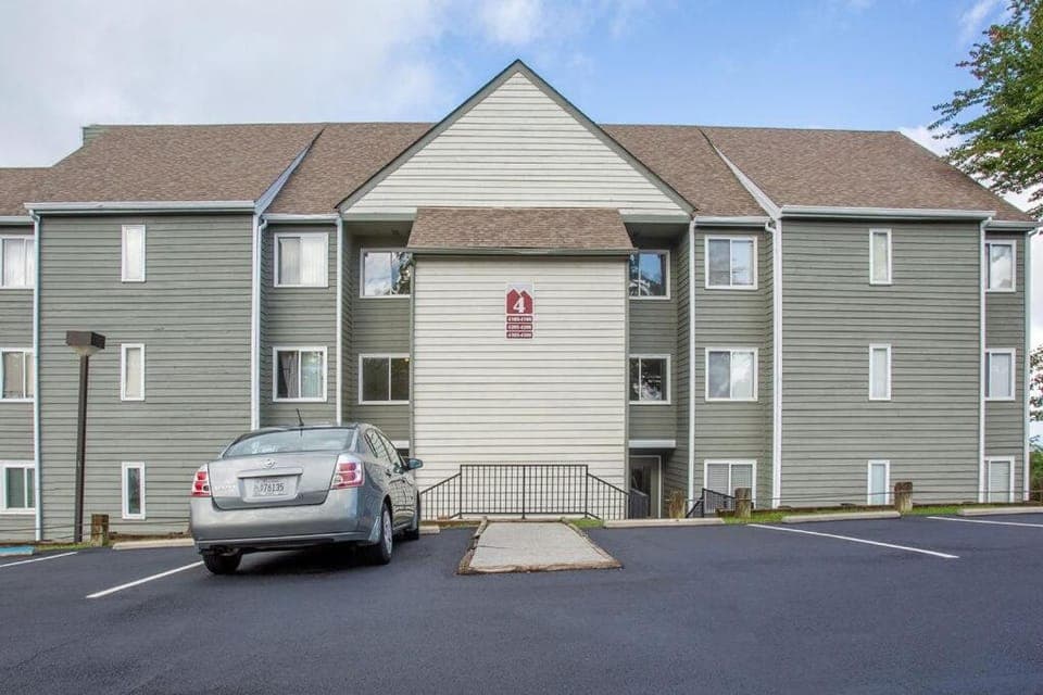 Smoky Get Together 2BR condo pools wifi Apartment in Gatlinburg