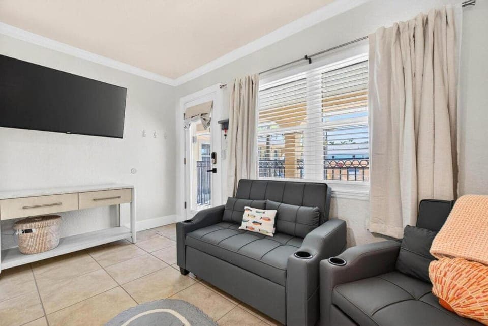 Coconut Villas Suite 5 Apartment in North Redington Beach