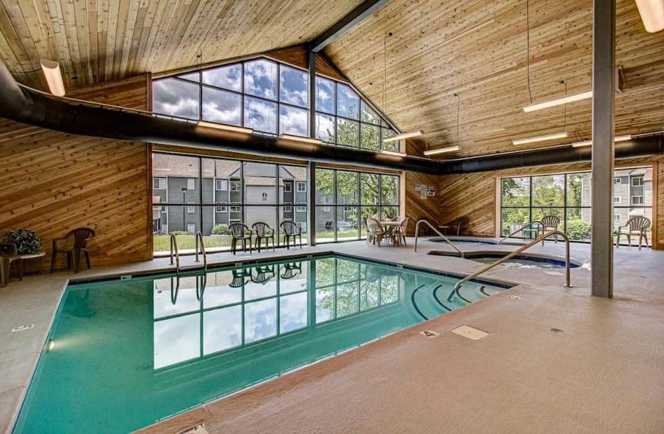 Bears and Freedom Studio Condo for 2 wifi pool Apartment in Gatlinburg