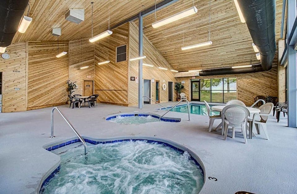 Property building, Hot Tub, Swimming pool