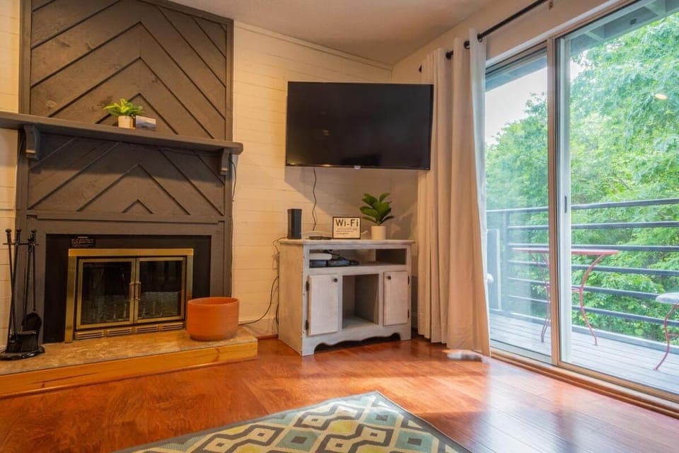Topside Getaway 2BR Condo family pools wifi Apartment in Gatlinburg