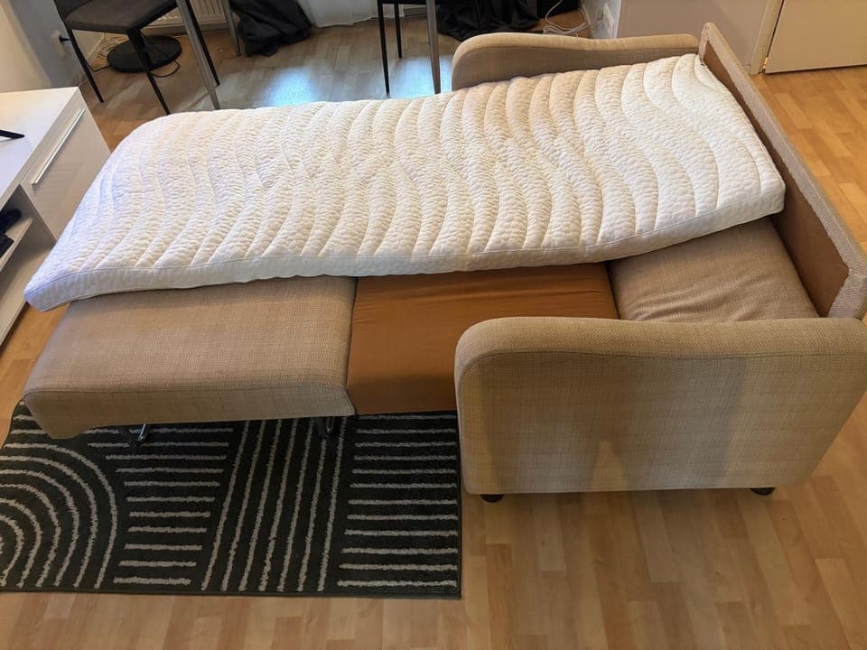 Bed, Living room