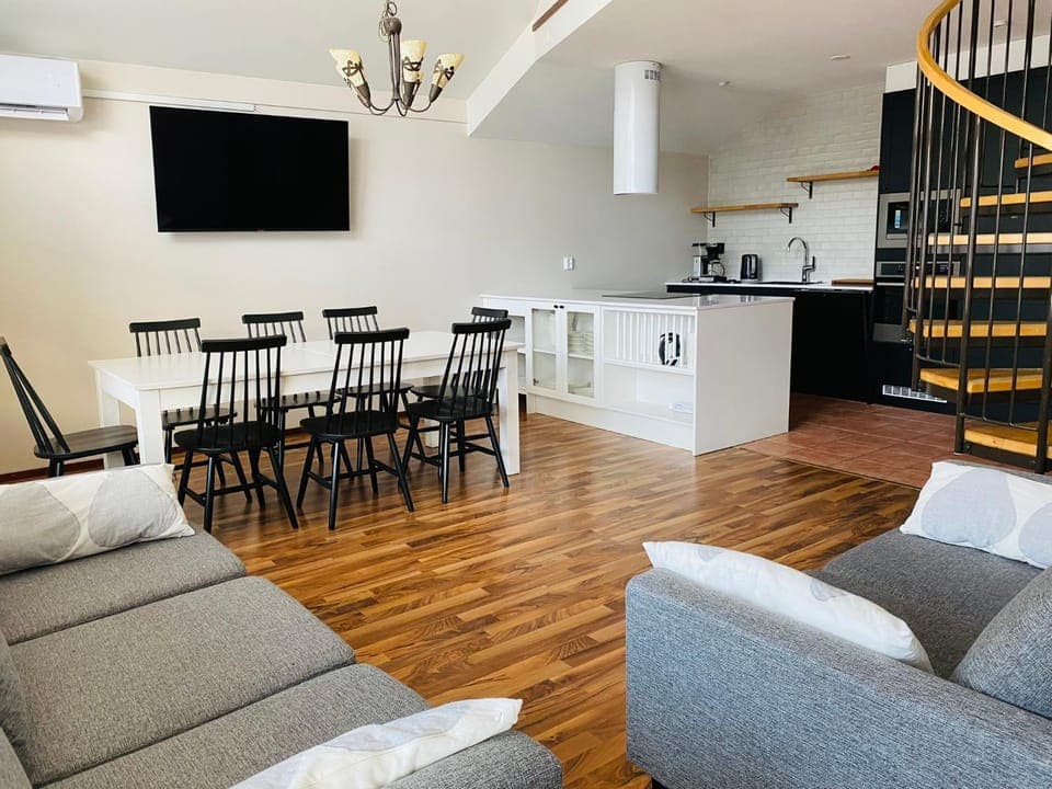 TV and multimedia, Living room, Seating area, Dining area