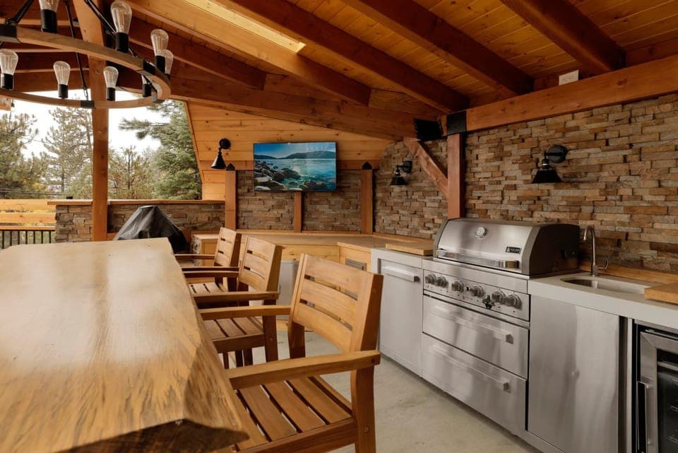 Kitchen or kitchenette, kitchen