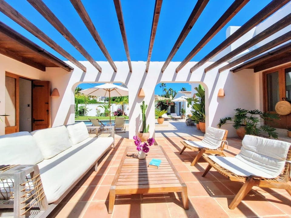 Property building, Balcony/Terrace, Living room, Swimming pool