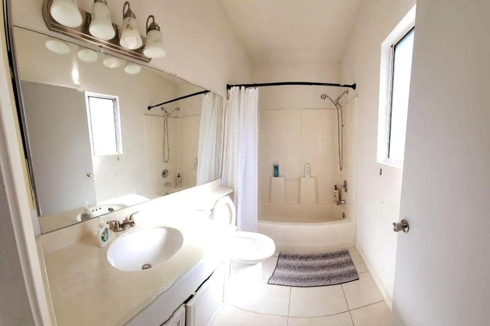 Family Home 4 Bedrooms with 4 Beds House in Vista