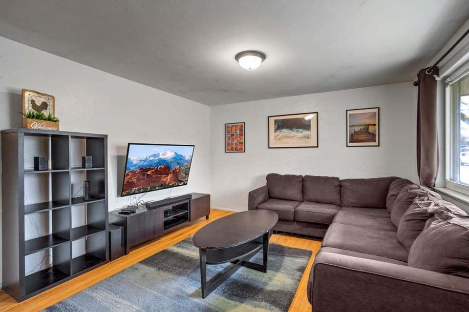 Spacious 3BR Home Sleeps 6 Near Denver&Red Rocks House in Arvada