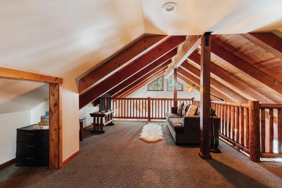 Rustic Ridge Gated, Jacuzzi, Pool Table, Village House in Big Bear