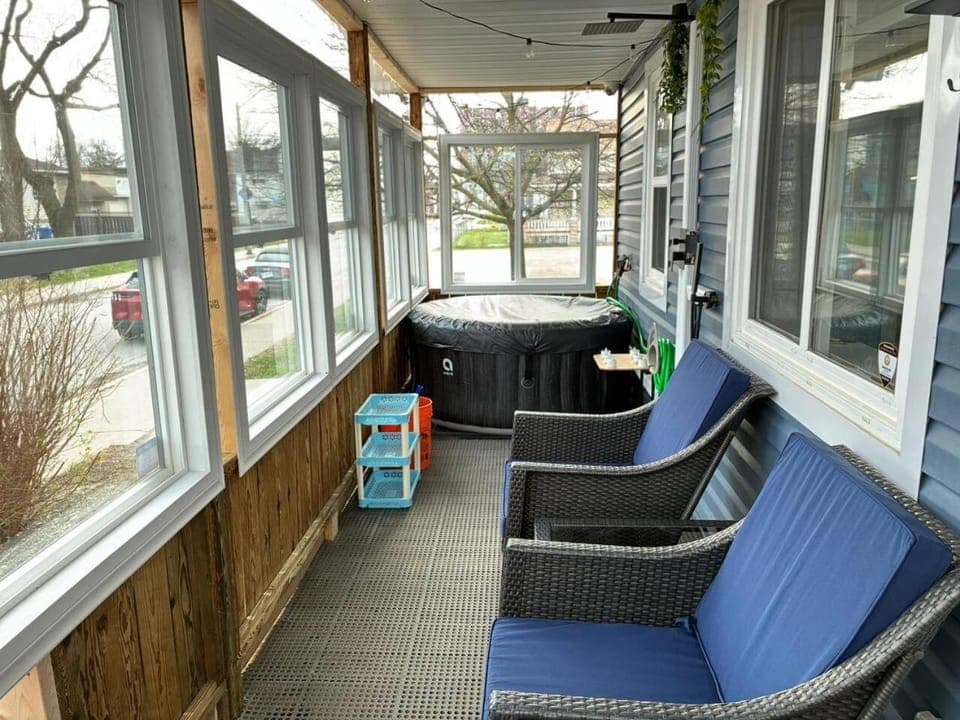 Hot Tub, Walk to Caesars, Free Parking, Sleeps 8 House in Windsor