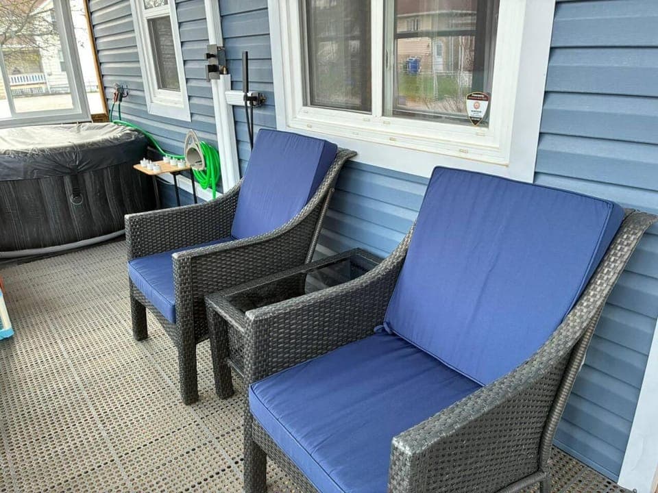 Hot Tub, Walk to Caesars, Free Parking, Sleeps 8 House in Windsor