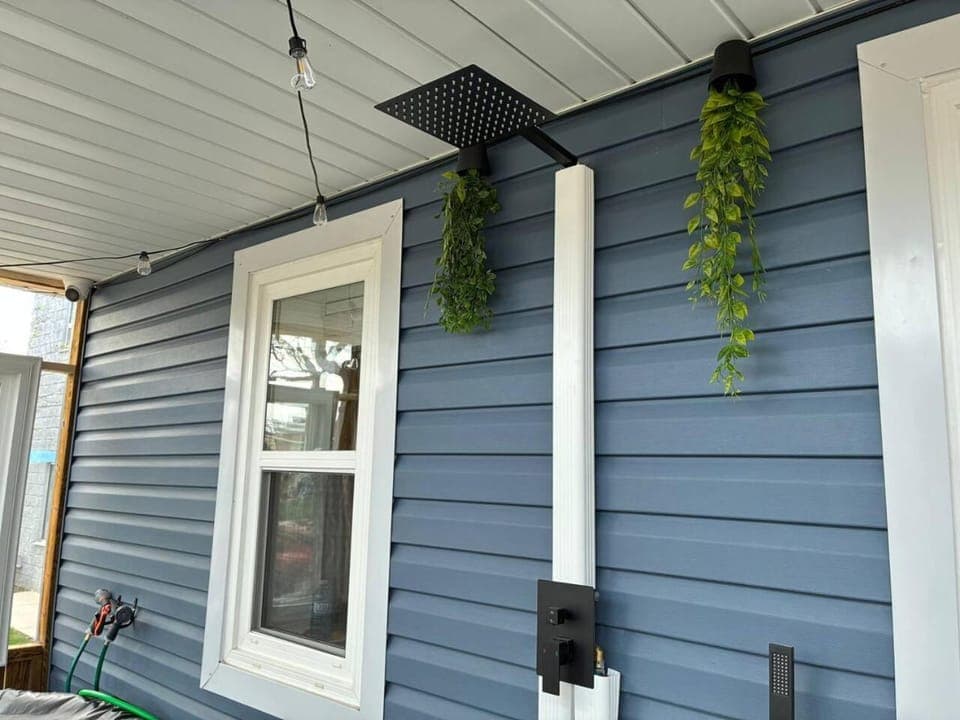 Hot Tub, Walk to Caesars, Free Parking, Sleeps 8 House in Windsor