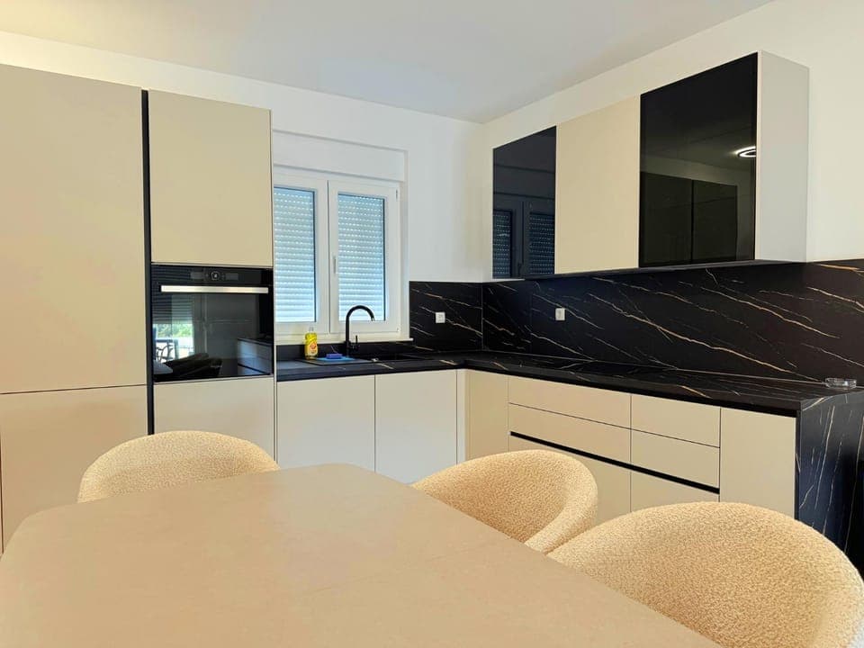 Dining area, kitchen