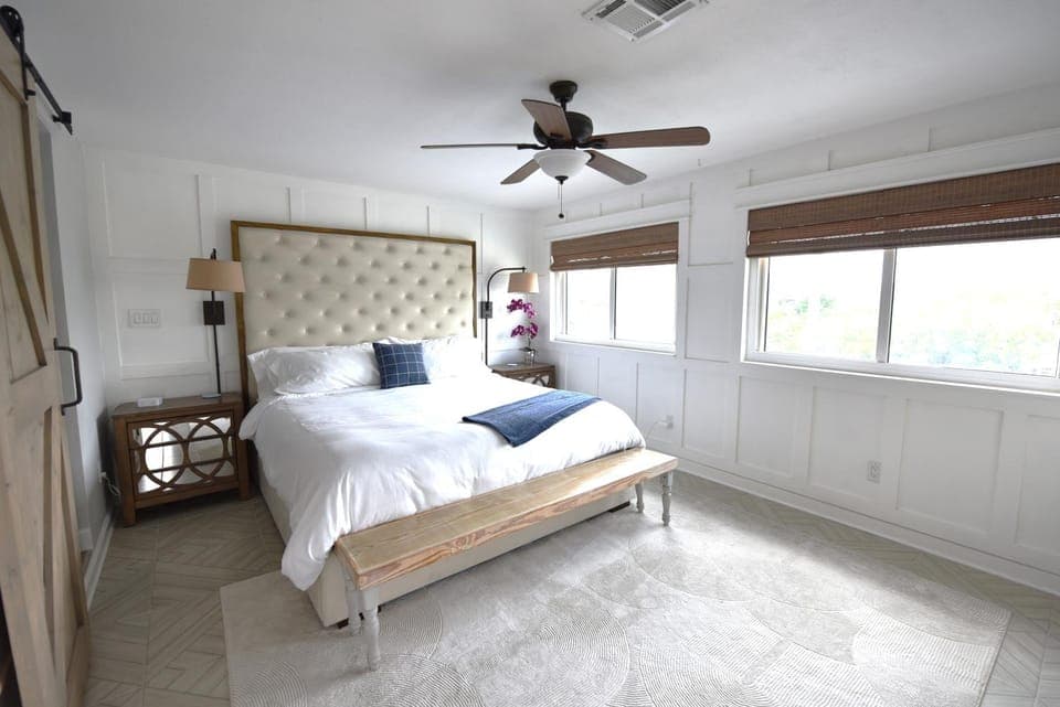 Bed, TV and multimedia, Bedroom, fireplace