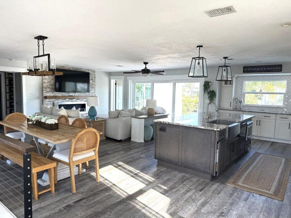 TV and multimedia, Kitchen or kitchenette, Living room, Seating area, Dining area, dishwasher, oven, pet friendly, stove