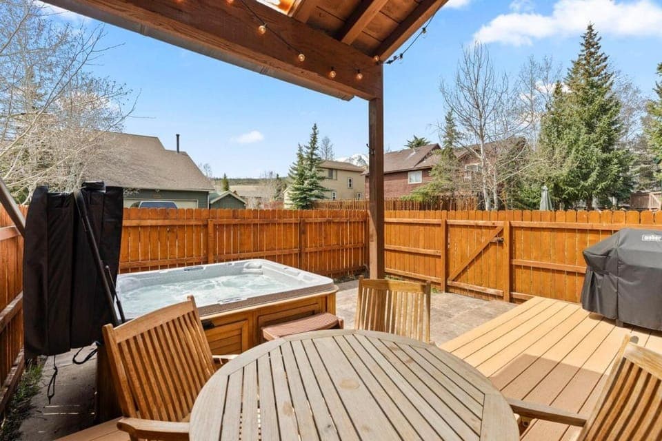 Willow & Stone | Private hot tub, fireplace, patio House in Silverthorne