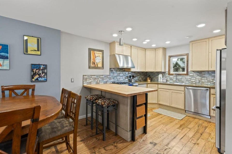 Willow & Stone | Private hot tub, fireplace, patio House in Silverthorne