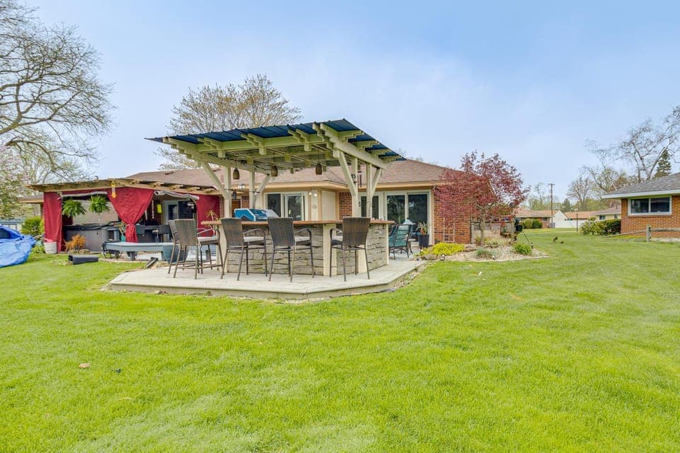 Backyard Oasis w/ Hot Tub & Greenhouse! Toledo Gem House in Maumee