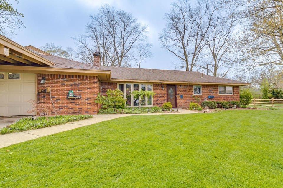 Backyard Oasis w/ Hot Tub & Greenhouse! Toledo Gem House in Maumee