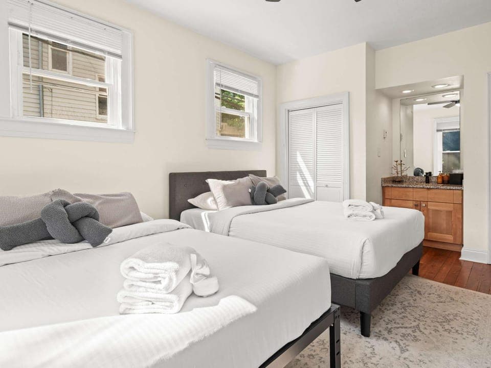 Premium 6BR Bourbon Trail home for large groups Apartment in Louisville