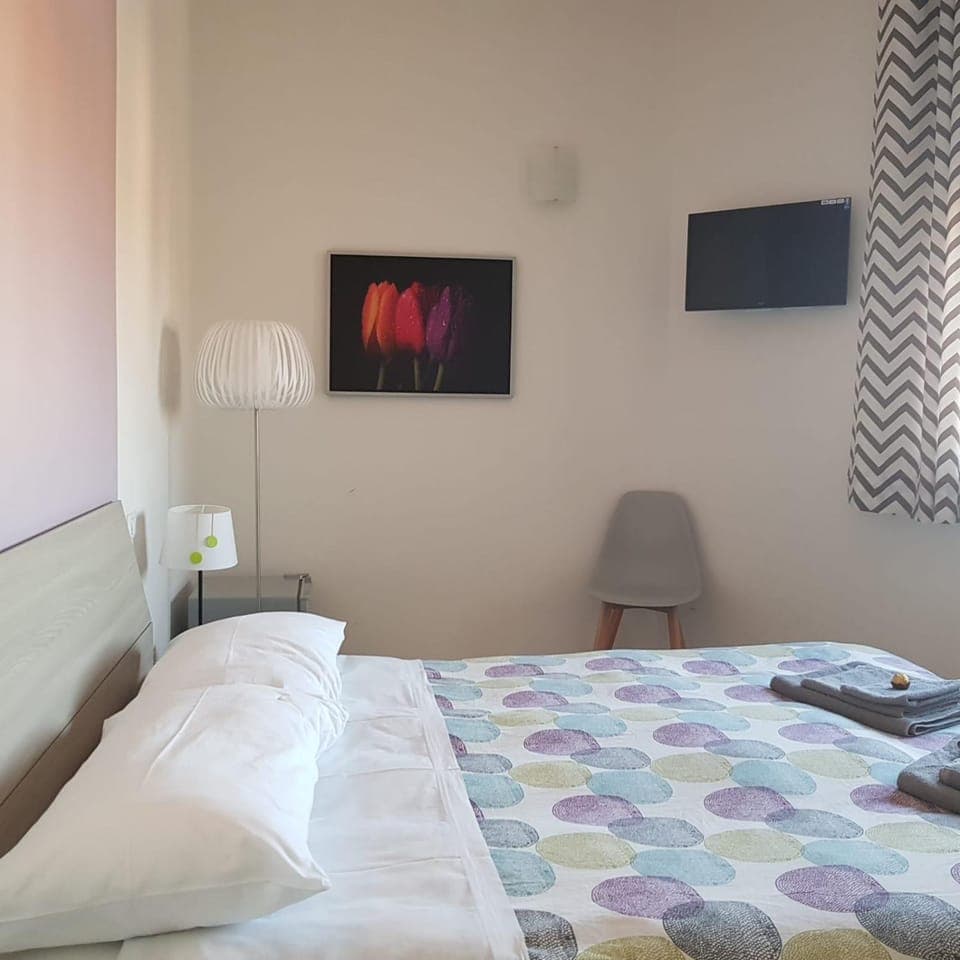 Bed, TV and multimedia, Bedroom