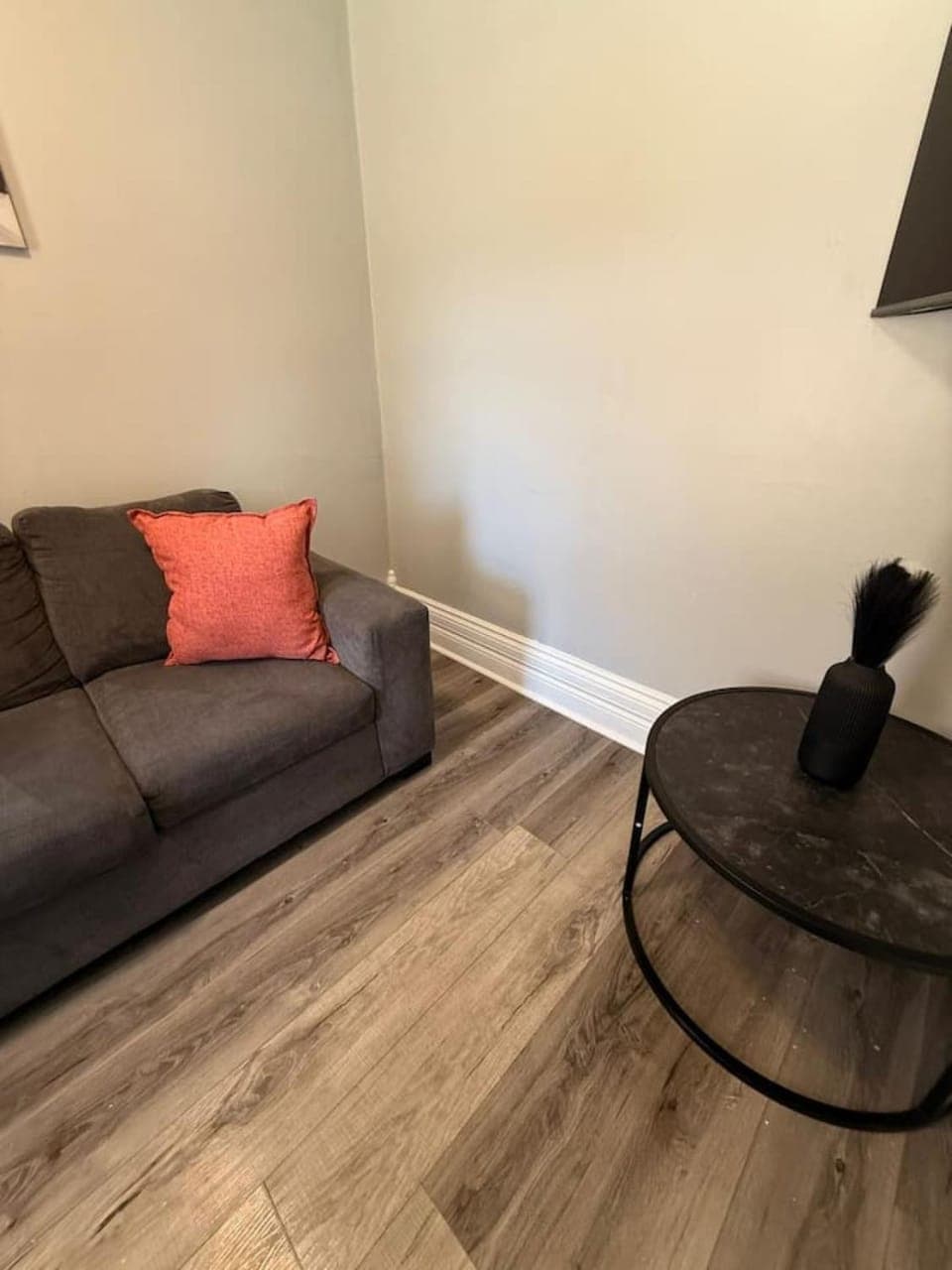 Stylish 2BR 1 Bath Haven with WiFi and Parking Apartment in Windsor