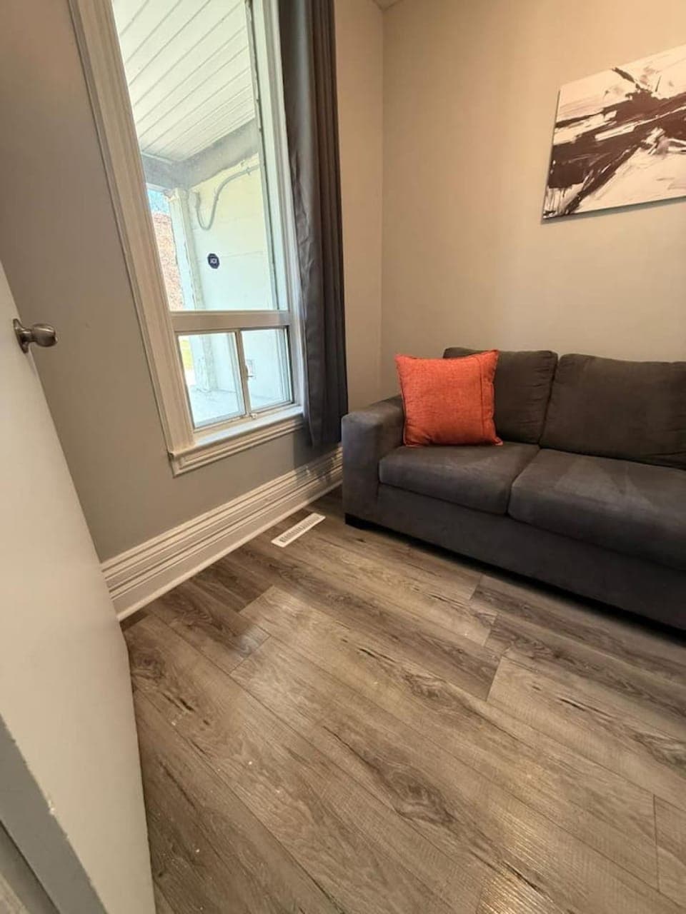 Stylish 2BR 1 Bath Haven with WiFi and Parking Apartment in Windsor