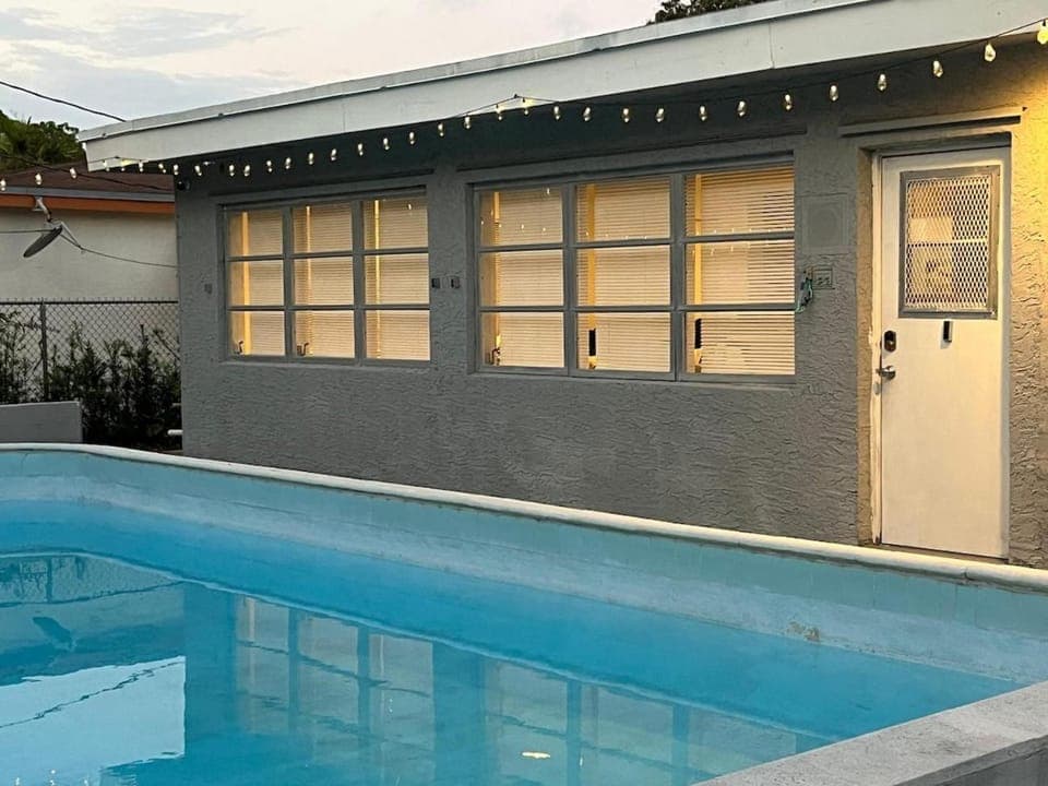 Modern Pool Home, 10 Guests, Perfect for Groups House in Lauderdale Lakes