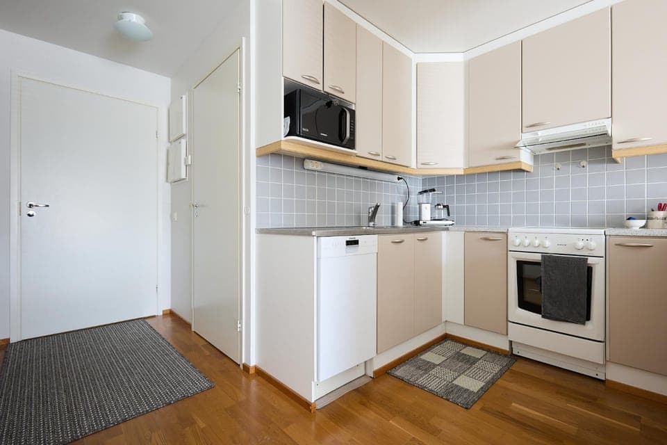 Coffee/tea facilities, microwave, oven, stove, kitchen