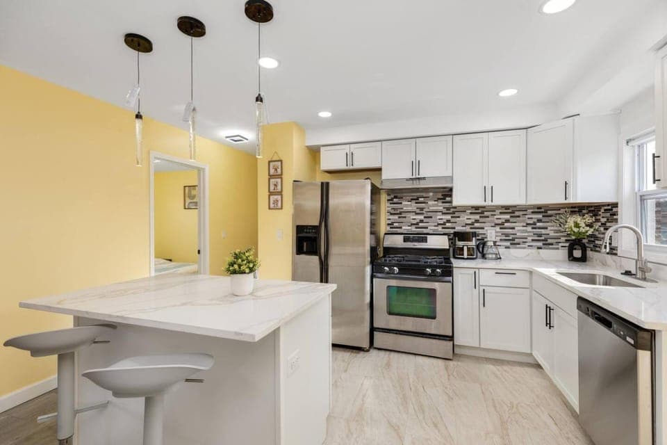 Spacious 6BR/2BA Family Retreat in Detroit House in Lake Erie