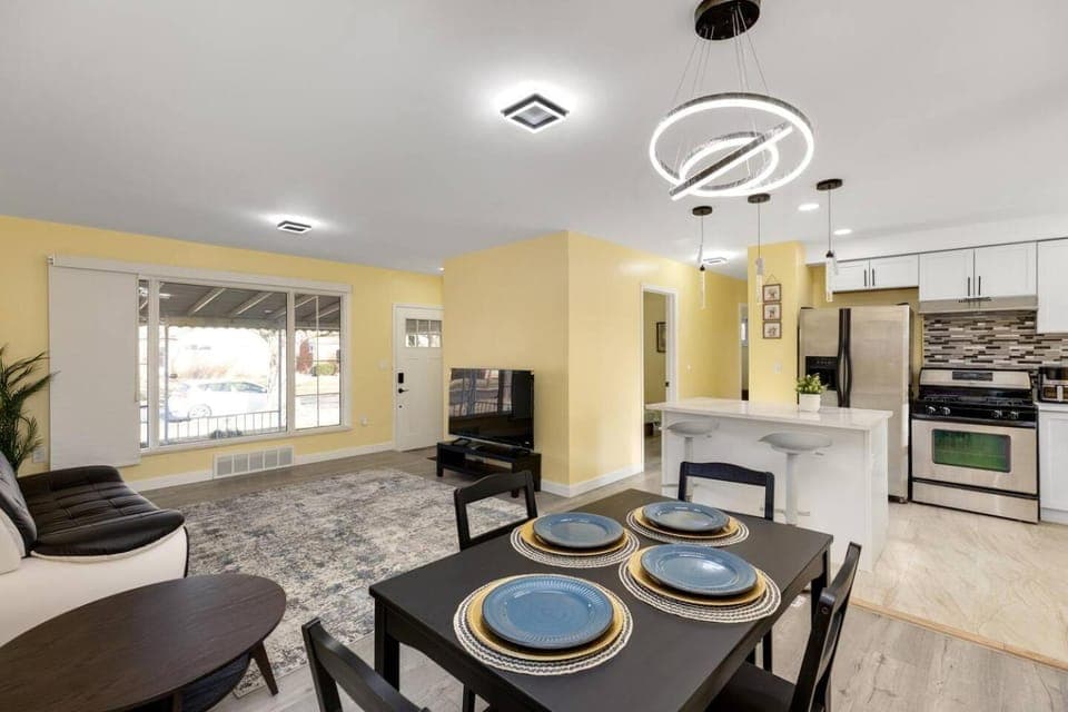 Gn2 - Bright & Serene Private Room & Fast Wi-Fi, Free Parking House in Lake Erie