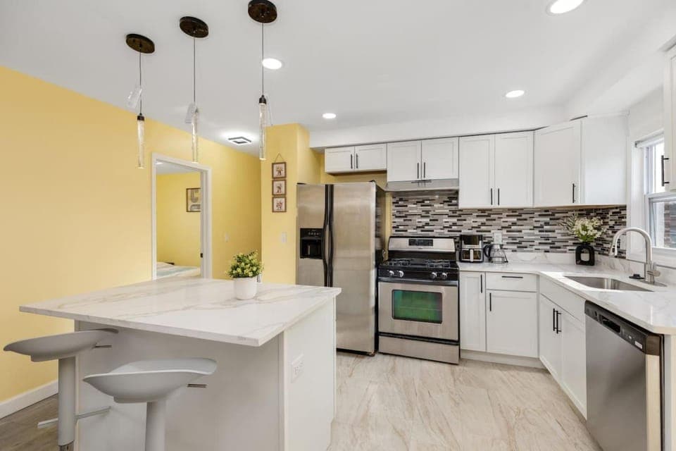 Gn4 - Sleek Private Room Ideal for Remote Work, Wi-Fi, Free Parking House in Lake Erie