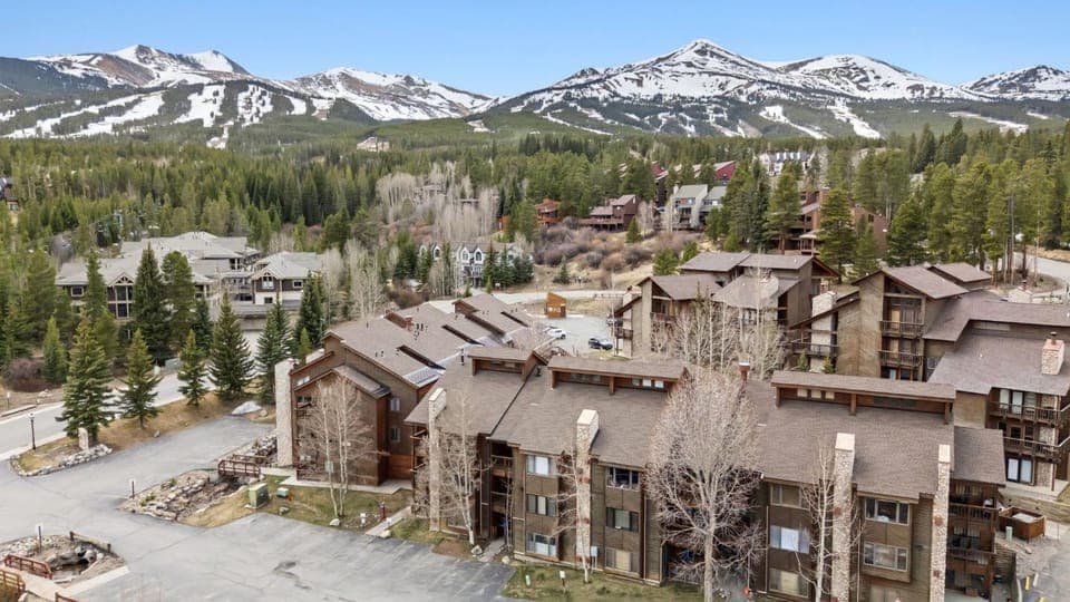 Breck Getaway Ski-In-Ski-Out Shared Hot Tub House in Breckenridge