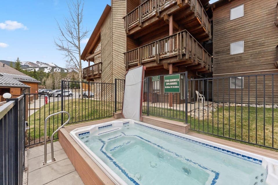 Breck Getaway Ski-In-Ski-Out Shared Hot Tub House in Breckenridge