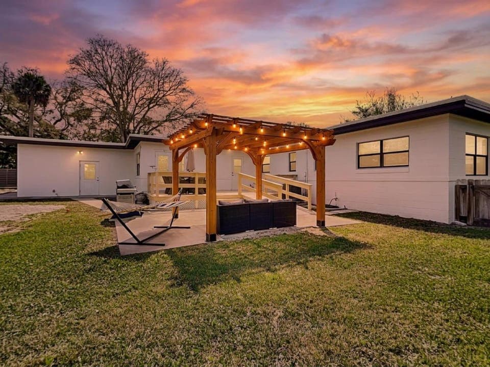 Property building, Patio, Hot Tub, Sunset