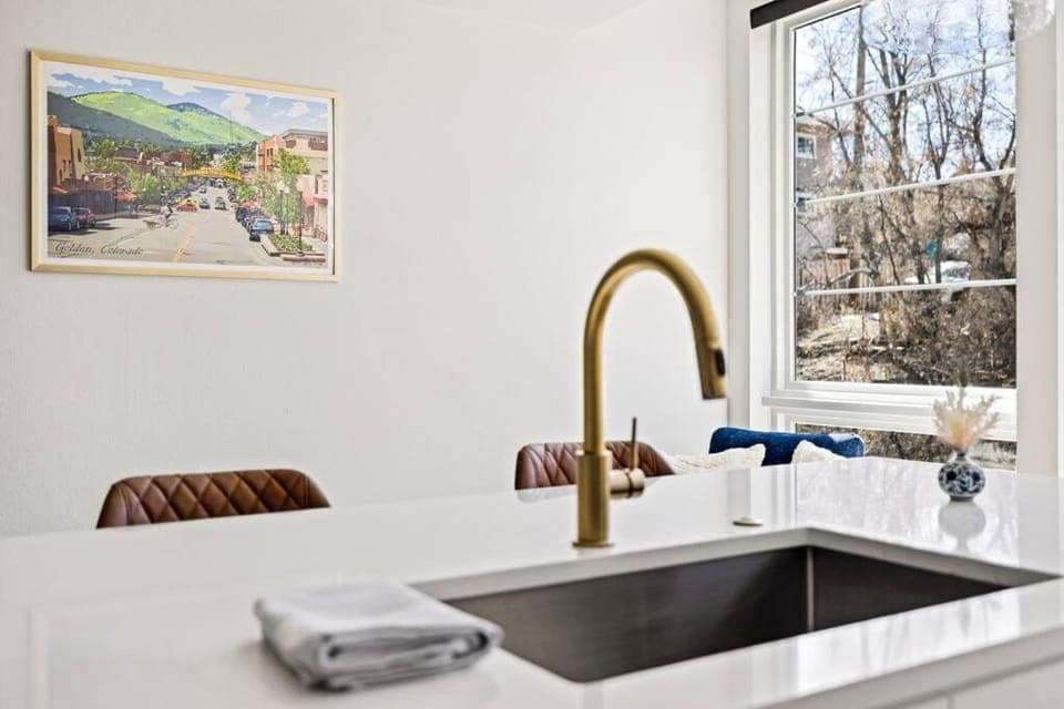 Horseshoe Hideaway Luxe Studio 1 Block to Main St Apartment in Golden