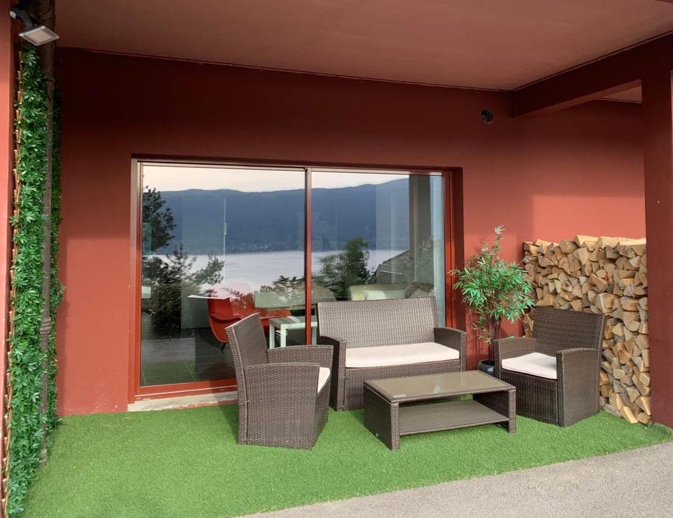 Patio, View (from property/room), Living room, Lake view, Mountain view
