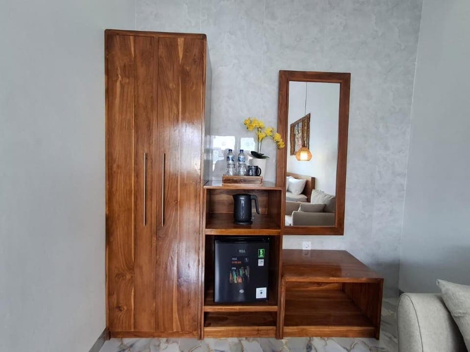 Coffee/tea facilities, minibar, wardrobe