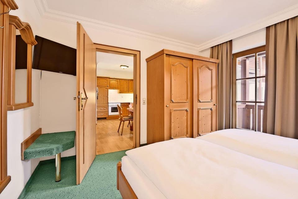 Kitchen or kitchenette, Dining area, Bedroom