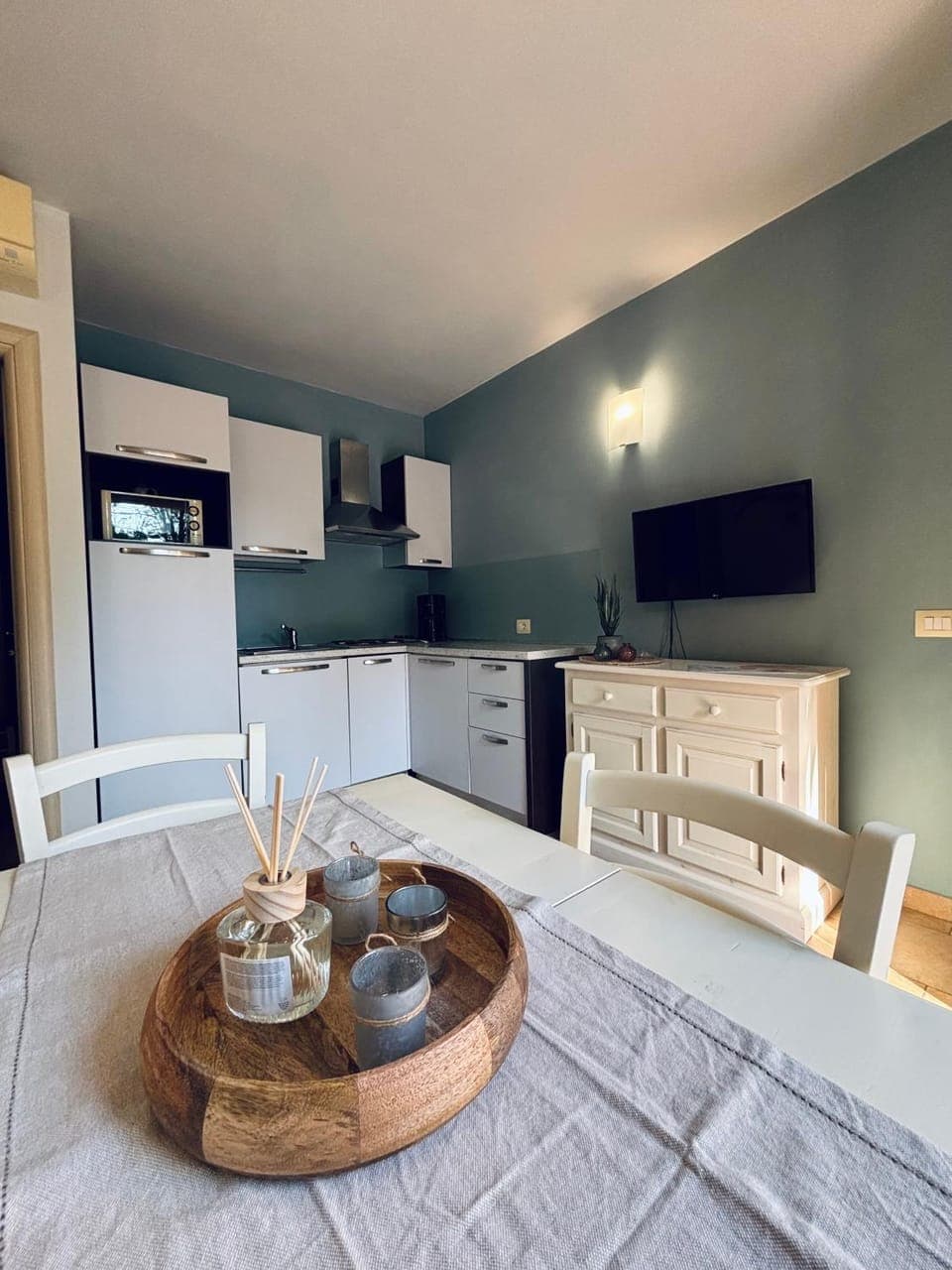 Kitchen or kitchenette, Dining area