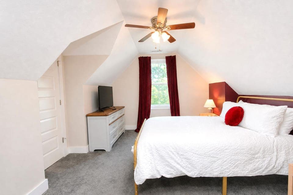 Elevated charming home in Historic Distric House in Greenwood