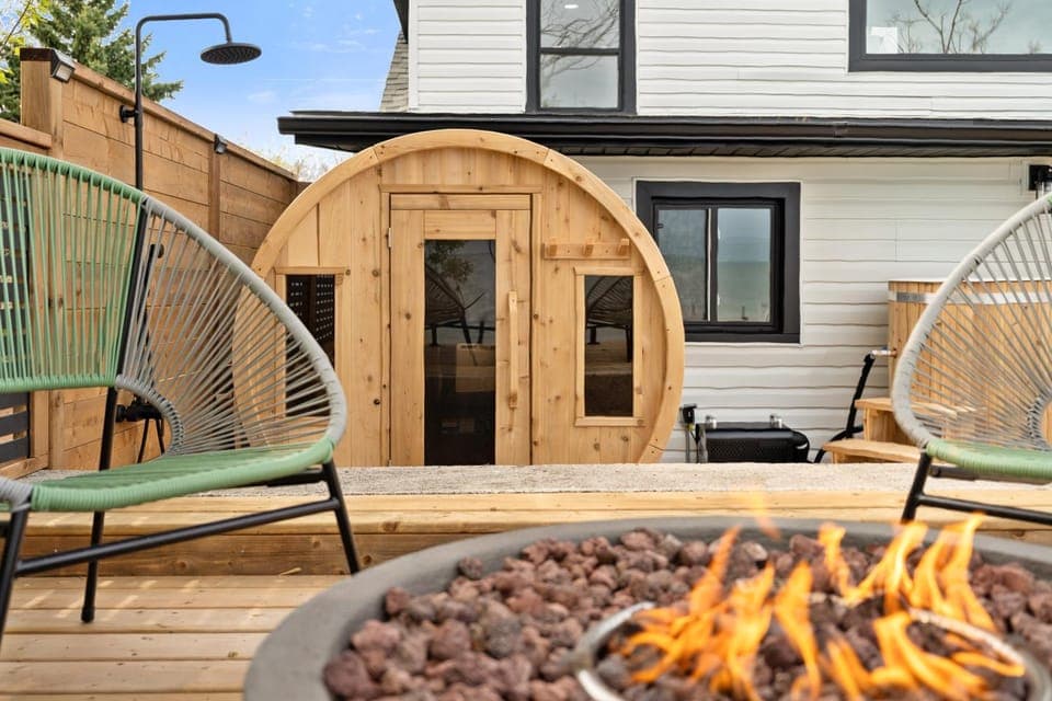 Lakefront Wellness Retreat - Sauna & Cold Plunge House in Kingsville